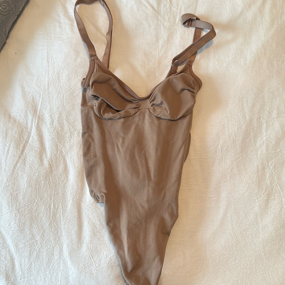 SKIMS SEAMLESS SCULPT THONG BODYSUIT SIENNA XS - Picture 3 of 4